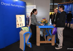 Wendy Metselaar van Chrysal in gesprek met Martin de Rek van Hortiwijzer en Wilmar Kunz van Stofbergen Plant Company.